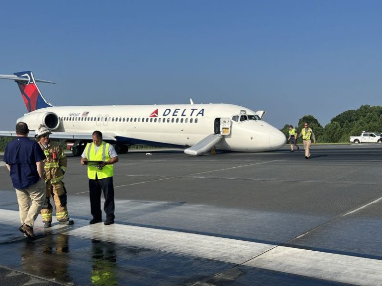 Delta plane lands with nose gear up at Charlotte airport