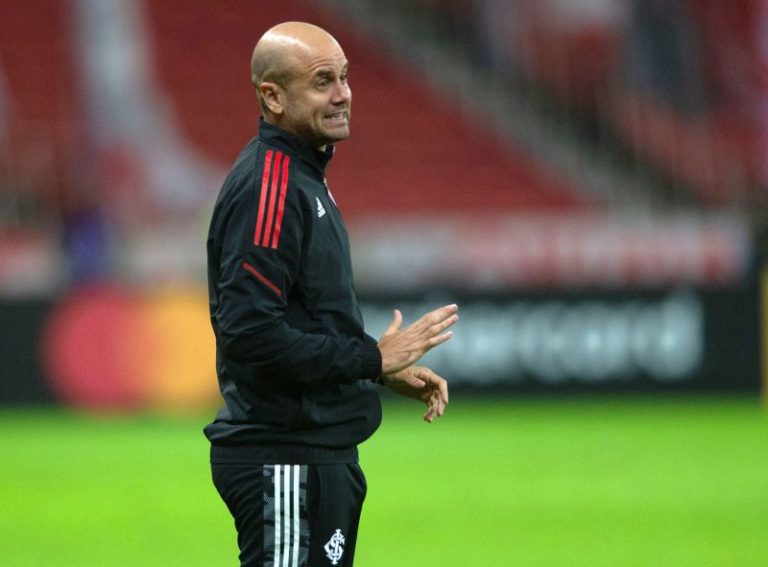 Sporting Gijón coach apologizes for comparing scoring goals to talking to ‘girls in the disco’