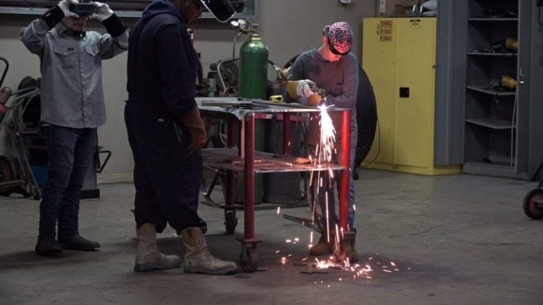 Bret Baier speaks with Wisconsin voters ahead of debate