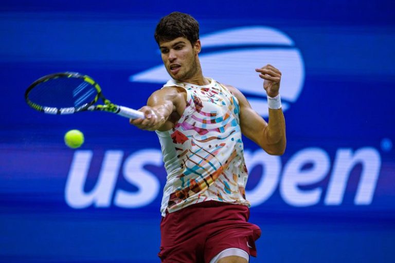 Carlos Alcaraz reaches fourth grand slam semifinal with comfortable victory against Alexander Zverev