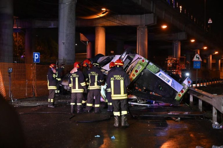 Bus crash near Venice kills 21 people