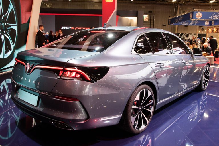 VinFast secures $1 billion funding—should you buy VFS shares?