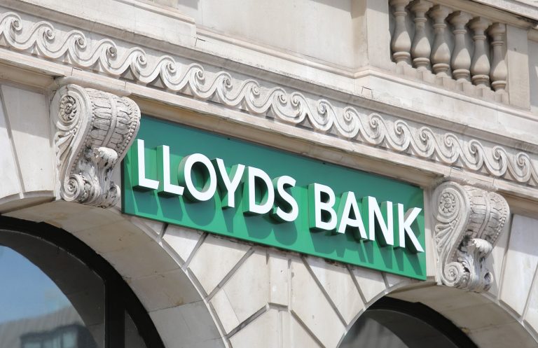 UK’s largest mortgage lender, Lloyds, reports third-quarter profits: Buy LLOY stock?