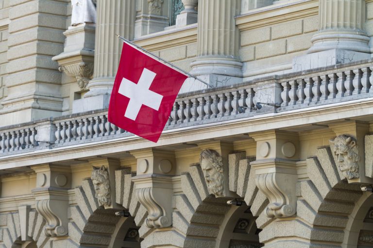 USD/CHF forecast: inverse H&S pattern points to more gains