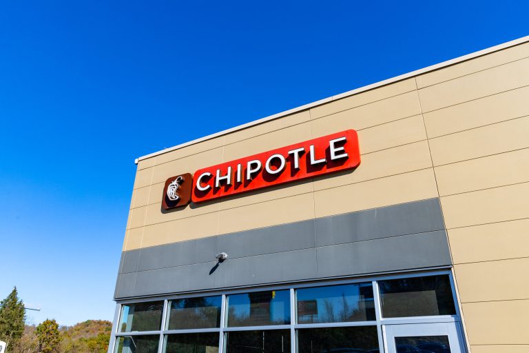 How to trade Chipotle (CMG) stock after Q4 earnings decline?