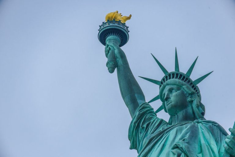 USD/CAD forecast: bearish engulfing forms ahead of NFP data