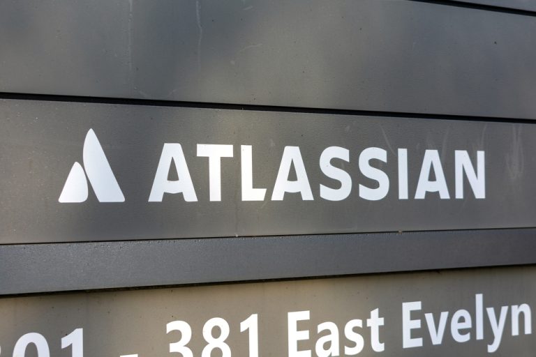 Atlassian stock crashes amid sustained insider sales: is it a buy?